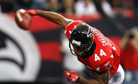 ATLANTA - DECEMBER 13:  Jason Snelling #44 of the Atlanta Falcons celebrates his touchdown against the New Orleans Saints at Georgia Dome on December 13, 2009 in Atlanta, Georgia. The Saints won 26-23.  <br /><br /><span class="help">(Photo by Kevin C. Cox/Getty Images)</span>