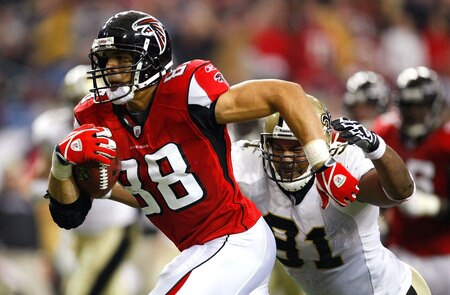 ATLANTA - DECEMBER 13:  Tony Gonzalez #88 of the Atlanta Falcons runs for yards after the catch against Will Smith #91 of the New Orleans Saints at Georgia Dome on December 13, 2009 in Atlanta, Georgia. The Saints won 26-23. <br /><br /><span class="help">(Photo by Kevin C. Cox/Getty Images)</span>