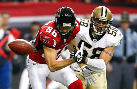 ATLANTA - DECEMBER 13:  Scott Shanle #58 of the New Orleans Saints breaks up a pass intended for Brian Finneran #86 of the Atlanta Falcons at Georgia Dome on December 13, 2009 in Atlanta, Georgia.  <br /><br /><span class="help">(Photo by Kevin C. Cox/Getty Images)</span>
