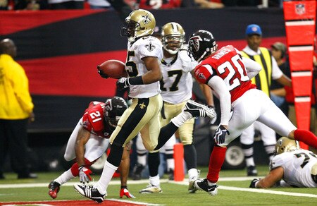 ATLANTA - DECEMBER 13:  Reggie Bush #25 of the New Orleans Saints scores a 21-yard touchdown reception in the third quarter against the Atlanta Falcons at Georgia Dome on December 13, 2009 in Atlanta, Georgia.  <br /><br /><span class="help">(Photo by Kevin C. Cox/Getty Images)</span>