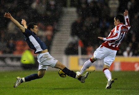 STOKE ON TRENT, ENGLAND - JANUARY 05: Stephen Kelly of Fulham battles with Matthew Etherington of Stoke City during the Barclays Premier League match between Stoke City and Fulham at The Britannia Stadium on January 5, 2010 in Stoke on Trent, England.  <br /><br /><span class="help">(Photo by Laurence Griffiths/Getty Images)</span>