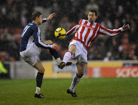 STOKE ON TRENT, ENGLAND - JANUARY 05: Zoltan Gera of Fulham battles with Rory Delap of Stoke City during the Barclays Premier League match between Stoke City and Fulham at The Britannia Stadium on January 5, 2010 in Stoke on Trent, England.  <br /><br /><span class="help">(Photo by Laurence Griffiths/Getty Images)</span>