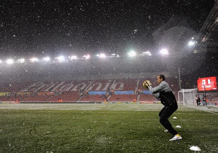 STOKE ON TRENT, ENGLAND - JANUARY 05:  Mark Schwarzer of Fulham warms up in the freezing conditions during the Barclays Premier League match between Stoke City and Fulham at The Britannia Stadium on January 5, 2010 in Stoke on Trent, England.  <br /><br /><span class="help">(Photo by Laurence Griffiths/Getty Images)</span>
