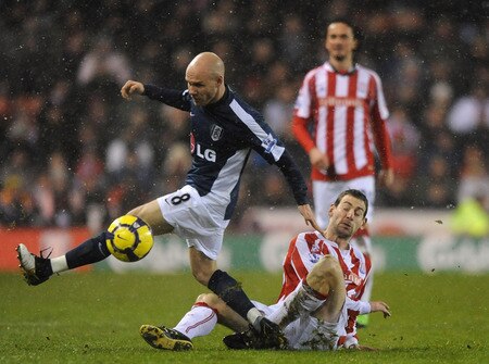 STOKE ON TRENT, ENGLAND - JANUARY 05: Andrew Jonson of Fulham battles with Rory Delap of Stoke City during the Barclays Premier League match between Stoke City and Fulham at The Britannia Stadium on January 5, 2010 in Stoke on Trent, England.  <br /><br /><span class="help">(Photo by Laurence Griffiths/Getty Images)</span>