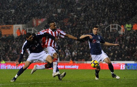 STOKE ON TRENT, ENGLAND - JANUARY 05: Chris Smalling of Fulham battles with Ricardo Fuller of Stoke City during the Barclays Premier League match between Stoke City and Fulham at The Britannia Stadium on January 5, 2010 in Stoke on Trent, England.  <br /><br /><span class="help">(Photo by Laurence Griffiths/Getty Images)</span>