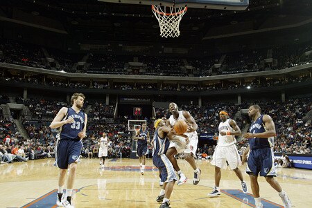 CHARLOTTE, NC - JANUARY 9:  Jamaal Tinsley #10 of the Memphis Grizzlies tries to block a shot by Raymond Felton #20 of the Charlotte Bobcats on January 9, 2010 at the Time Warner Cable Arena in Charlotte, North Carolina.  <br /><br /><span class="help">(Photo by Kent Smith/NBAE via Getty Images)</span>