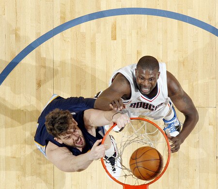 CHARLOTTE, NC - JANUARY 9:  Marc Gasol #33 of the Memphis Grizzlies dunks against the Charlotte Bobcats on January 9, 2010 at the Time Warner Cable Arena in Charlotte, North Carolina.  <br /><br /><span class="help">(Photo by Kent Smith/NBAE via Getty Images)</span>
