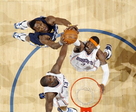 CHARLOTTE, NC - JANUARY 9:  Gerald Wallace #3 of the Charlotte Bobcats dunks against Hasheem Thabeet #34 of the Memphis Grizzlies as Nazr Mohammed #13 reaches in on January 9, 2010 at the Time Warner Cable Arena in Charlotte, North Carolina.  <br /><br /><span class="help">(Photo by Kent Smith/NBAE via Getty Images)</span>