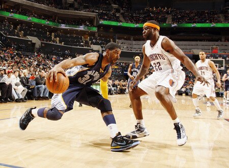 CHARLOTTE, NC - JANUARY 9:  O.J. Mayo #32 of the Memphis Grizzlies drives against Ronald "Flip" Murray #22 of the Charlotte Bobcats on January 9, 2010 at the Time Warner Cable Arena in Charlotte, North Carolina.  <br /><br /><span class="help">(Photo by Kent Smith/NBAE via Getty Images)</span>