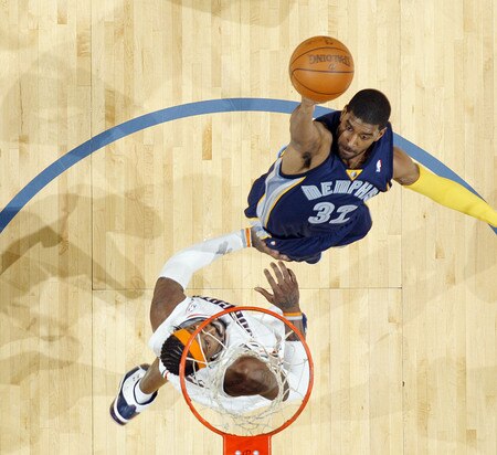 CHARLOTTE, NC - JANUARY 9:  O.J. Mayo #32 of the Memphis Grizzlies dunks against Gerald Wallace #3 of the Charlotte Bobcats on January 9, 2010 at the Time Warner Cable Arena in Charlotte, North Carolina.  <br /><br /><span class="help">(Photo by Kent Smith/NBAE via Getty Images)</span>