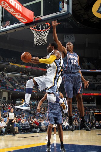 MEMPHIS, TN - FEBRUARY 26: O.J. Mayo #32 of the Memphis Grizzlies shoots around Theo Ratliff #42 of the Charlotte Bobcats on February 26, 2010 at FedExForum in Memphis, Tennessee.  <br /><br /><span class="help">(Photo by Joe Murphy/NBAE via Getty Images)</span>