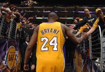 Kobe_bryant_fives_fans_crop_340x234