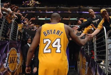 Kobe_bryant_fives_fans_feature