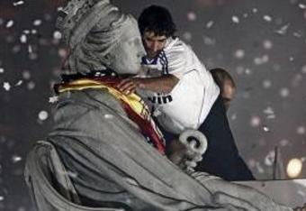 Raul_subio_cibeles_cien_mil_crop_340x234