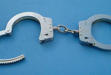 800px-handcuffs01_2003-06-02_feature