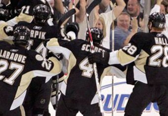 Penguins-celebrate_crop_340x234