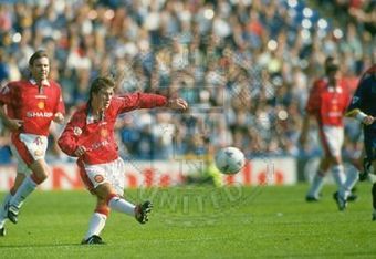 Beckham-scores-a-goal-from-the-_crop_340x234