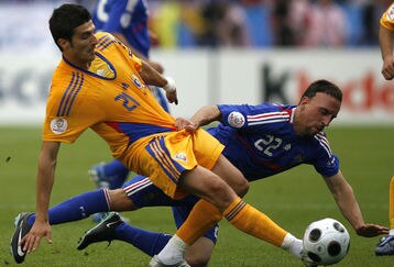 73908060955_euro2008_rom_v_fra_feature
