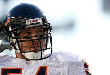 Brian_urlacher_vs_eagles_feature
