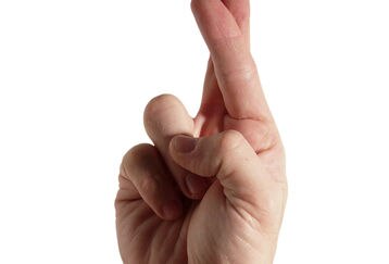 Crossed-fingers_feature