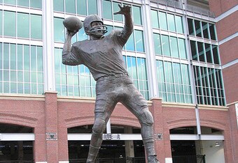 Unitas_statue1_crop_340x234