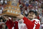Lidstrom_with_conn_smythe_jpg_s_crop_150x100