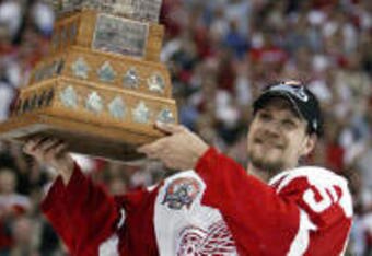 Lidstrom_with_conn_smythe_jpg_s_crop_340x234