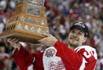 Lidstrom_with_conn_smythe_jpg_s_feature