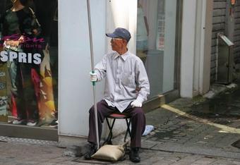 643662-the-most-boring-job-in-t_crop_340x234