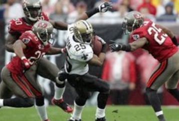 Reggie-stopped-by-bucs_feature