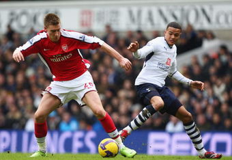 LONDON - FEBRUARY 08:  Nicklas Bendtner of Arsenal skips past Jermain Jenas of Tottenham Hotspur during the Barclays Premier League match between Tottenham Hotspur and Arsenal at White Hart Lane on February 8, 2009 in London, England.  (Photo by Mike Hewitt/Getty Images)