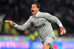 MILAN, ITALY - FEBRUARY 15:  Goalkeeper Julio Cesar of Inter Milan celebrates during the Serie A match between Inter Milan and AC Milan at the Stadio Giuseppe Meazza on February 15, 2009 in Milan, Italy.  (Photo by New Press/Getty Images)