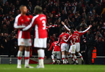 LONDON - MARCH 17:  William Gallas and the Arsenal team celebrate their seoncd and winning goal during the the FA Cup Sponsored by E.on sixth round match between Arsenal and Hull City at Emirates Stadium on March 17, 2009 in London, England.  (Photo by Ryan Pierse/Getty Images)