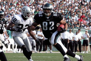 PHILADELPHIA, PA -SEPTEMBER 25: Tight end LJ Smith #82 of the Philadelphia Eagles runs the ball past cornerback Renaldo Hill #22 of the Oakland Raiders during their game on September 25, 2005 at Lincoln Financial Field in Philadelphia, Pennsylvannia.The Eagles defeated the Raiders 23-20.(Photo by Jim McIsaac/Getty Images)                                           