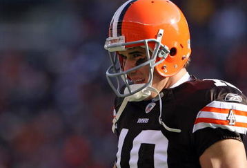 CLEVELAND - NOVEMBER 23:  Brady Quinn #10 of the Cleveland Browns is pictured during the NFL game against the Houston Texans at Cleveland Browns Stadium on November 23, 2008 in Cleveland, Ohio.  He was replaced in the second half by Derek Anderson .(Photo by Andy Lyons/Getty Images)
