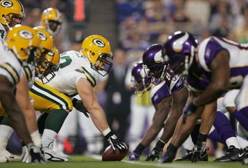 MINNEAPOLIS - NOVEMBER 12:  Center Scott Wells #63 of the Green Bay Packers prepares to snap the ball during the game against the Minnesota Vikings on November 12, 2006 at the Metrodome in Minneapolis, Minnesota. The Packers defeated the Vikings 23-17. (Photo by Doug Pensinger/Getty Images)