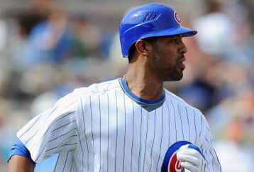 MESA, AZ - MARCH 06:    Derrek Lee #25 of the Chicago Cubs runs to first base during a Spring Training game against the Los Angeles Dodgers at HoHoKam Park on March 6, 2009 in Mesa, Arizona.  (Photo by Lisa Blumenfeld/Getty Images)
