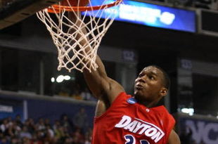MINNEAPOLIS - MARCH 20:  Chris Wright #33 of the Dayton Flyers dunks against the West Virginia Moutaineers during the first round of the NCAA Division I Men's Basketball Tournament at the Hubert H. Humphrey Metrodome on March 20, 2009 in Minneapolis, Minnesota.  (Photo by Jonathan Daniel/Getty Images)