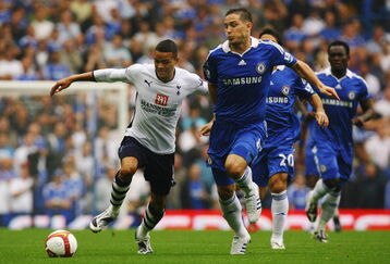 LONDON - AUGUST 31:  Frank Lampard (R) of Chelsea and Jermaine Jenas (L) of Tottenham Hotspur challenge for the ball during the Barclays Premier League match between Chelsea and Tottenham Hotspur at Stamford Bridge on August 31, 2008 in London, England.  (Photo by Ian Walton/Getty Images)