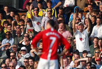 LONDON - MARCH 21:  Cristiano Ronaldo of Manchester United is jeered by Fulham fans during the Barclays Premier League match between Fulham and Manchester United at Craven Cottage on March 21, 2009 in London, England.  (Photo by Ryan Pierse/Getty Images)