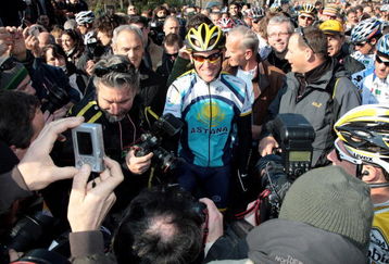MILAN, ITALY - MARCH 21:  Lance Armstrong surrounded by fans before the start of the 100th Edition of the Milan - Sanremo cycle race on March 21, 2009 in Milan, Italy. The Milan -Sanremo is the most important cycle race in Italy and is called 'La Classicissima' and 'The spring classic'.  (Photo by Vittorio Zunino Celotto/Getty Images)