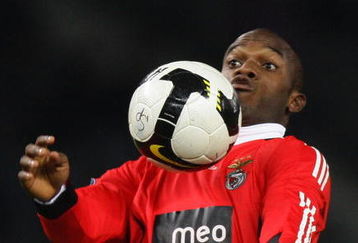 BERLIN - OCTOBER 23: David Suazo of Benfica in action during the UEFA Cup match between Hertha BSC Berlin and Benfica Lisbon of group B at the Olympic stadium on October 23, 2008 in Berlin, Germany. (Photo by Andreas Rentz/Bongarts/Getty Images)