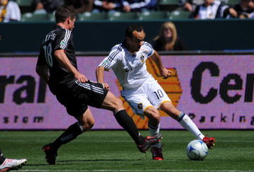 CARSON, CA - MARCH 22:  Landon Donovan #10 of Los Angeles Galaxy fights for the ball with Devon McTavish #18 of D.C. United at the Home Depot Center on March 22, 2009 in Carson, California.  (Photo by Robert Laberge/Getty Images)