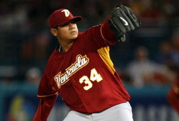 MIAMI - MARCH 16:  Starting pitcher Felix Hernandez #34 of Venezuela pitches against Puerto Rico during day 3 of round 2 of the World Baseball Classic at Dolphin Stadium on March 16, 2009 in Miami, Florida.  (Photo by Doug Benc/Getty Images)