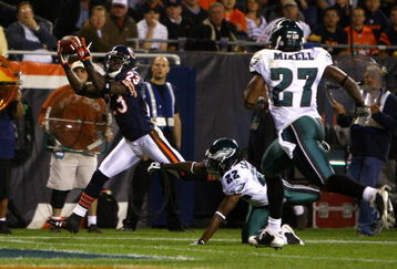 CHICAGO - SEPTEMBER 28:  Devin Hester #23 of the Chicago Bears scores a 20-yard touchdown reception in the second quarter against Asante Samuel #22 and Quintin Mikell #27 of the Philadelphia Eagles at Soldier Field on September 28, 2008 in Chicago, Illinois.  (Photo by Jeff Gross/Getty Images)
