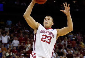 KANSAS CITY, MO - MARCH 21:  Blake Griffin #23 of the Oklahoma Sooners jumps to the net for a lay up against the Michigan Wolverines during the second round of the NCAA Division I Men's Basketball Tournament at the Sprint Center on March 21, 2009 in Kansas City, Missouri.  (Photo by Jamie Squire/Getty Images)
