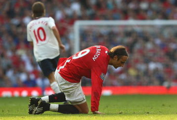 MANCHESTER, UNITED KINGDOM - SEPTEMBER 27:  Dimitar Berbatov of Manchester United shows his frustration during the Barclays Premier League match between Manchester United and Bolton Wanderers at Old Trafford on September 27, 2008 in Manchester, England. (Photo by Clive Brunskill/Getty Images)
