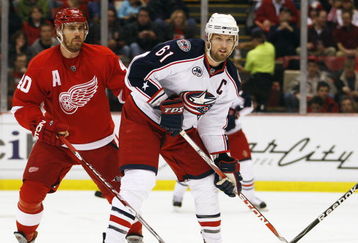DETROIT, MI - MARCH 7:  Rick Nash #61 of the Columbus Blue Jackets skates in front of Henrik Zetterberg #40 of the Detroit Red Wings in a game on March 7, 2009 at the Joe Louis Arena in Detroit, Michigan. (Photo by Claus Andersen/Getty Images)