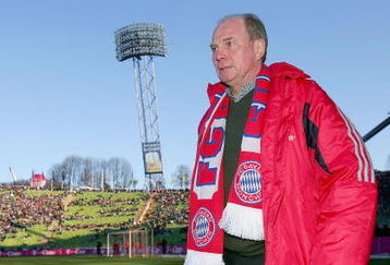 MUNICH, GERMANY - FEBURARY 5:  Uli Hoeness, Manager of Bayern walks of the pitch before The Bundesliga match between FC Bayern Munich and 04 Bayer Leverkusen at The Olympic Stadium on Feburary 5, 2005 in Munich, Germany.  (Photo by Stuart Franklin/Getty Images)