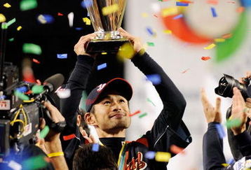 LOS ANGELES, CA - MARCH 23:  Ichiro Suzuki #51 of Japan holds up the championship trophy after defeating Korea during the finals of the 2009 World Baseball Classic on March 23, 2009 at Dodger Stadium in Los Angeles, California. Japan won 5-3 in 10 innings.  (Photo by Kevork Djansezian/Getty Images)
